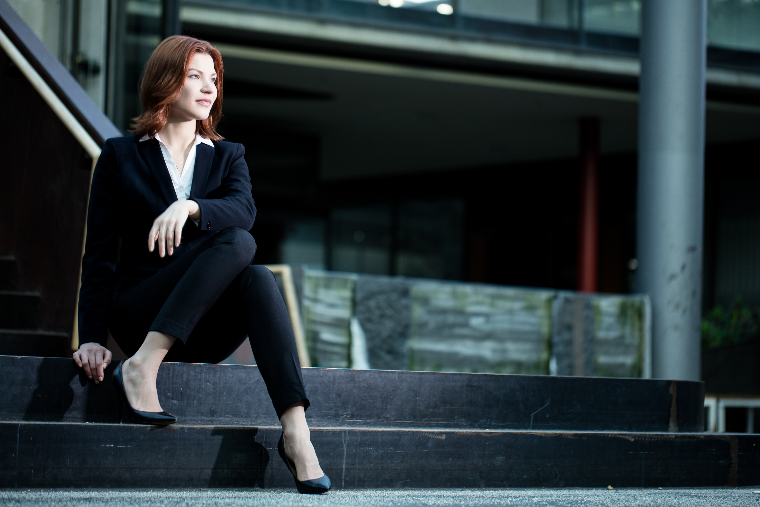 Corporate Portrait einer Frau im Business-Outfit auf Treppe – Hamburg