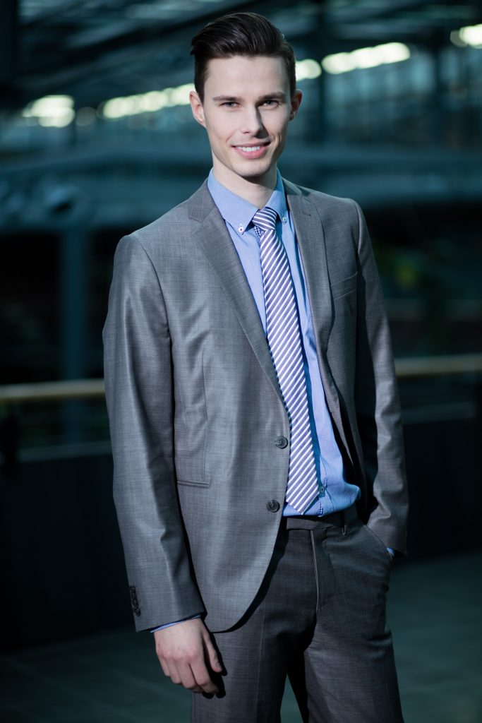 Business-Portrait eines jungen Mannes im Anzug – Outdoor-Shooting Hamburg