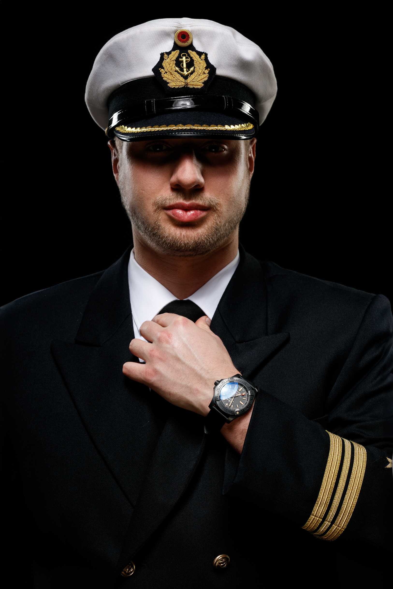 Business-Portrait einer jungen Unternehmerin vor modernem Treppenhaus