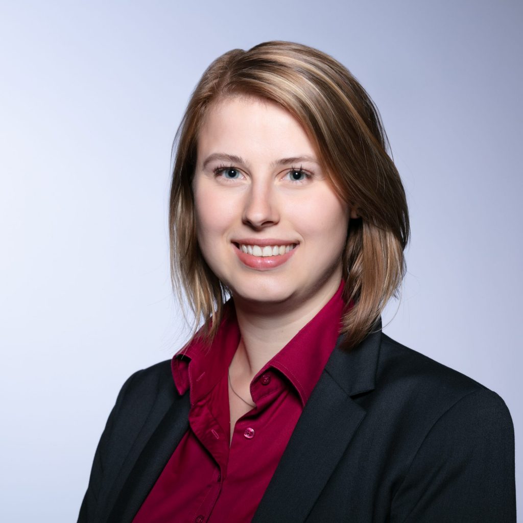 Bewerbungsfoto einer Frau mit roter Bluse und dunklem Blazer, professionelles Bewerbungsfoto aus Hamburg