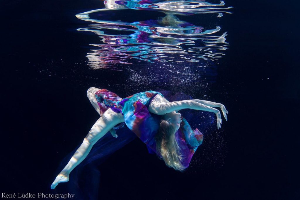 Unterwasser-Mode-Aufnahme: Model im fließenden Kleid – „Die Nacht der Kolibris", René Lüdke