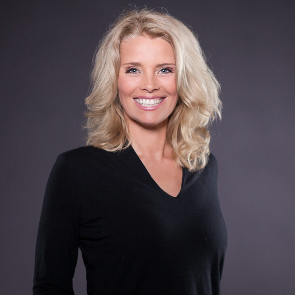 Headshot einer blonden Frau in schwarzem Oberteil für LinkedIn, Businessfotograf Hamburg